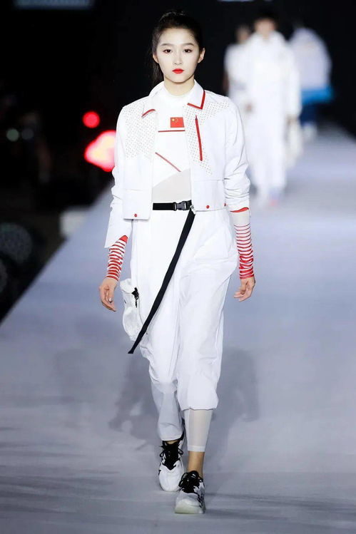 北京2022年冬奧會(huì)特許商品國(guó)旗款運(yùn)動(dòng)服裝發(fā)布會(huì)